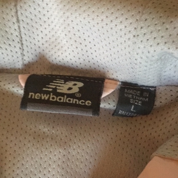 New Balance Light weight Rain Jacket. - Picture 4 of 6